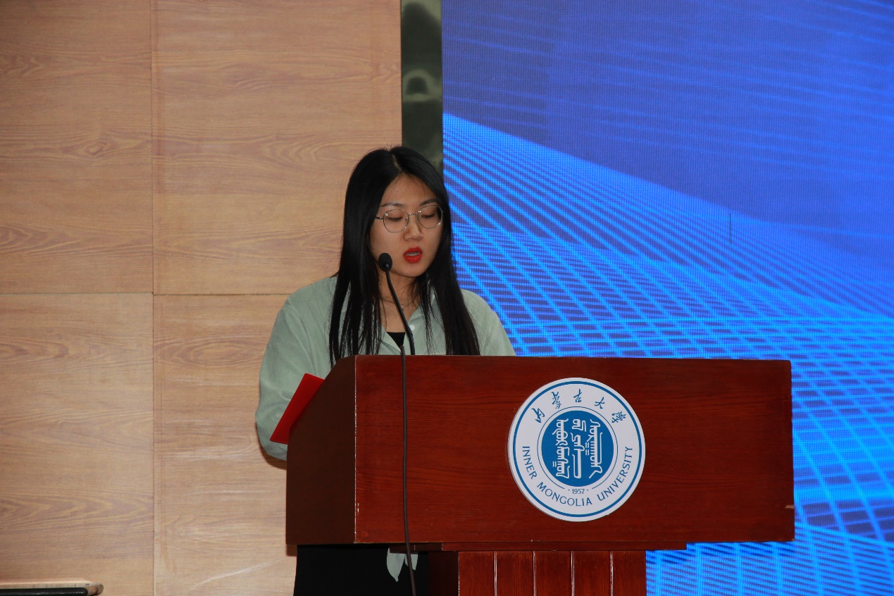 钢琴的男子低可信度描述已自动生成