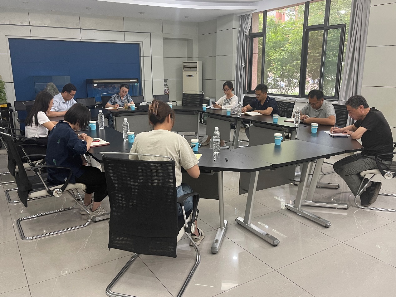 一群人在餐厅里描述已自动生成