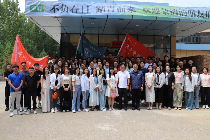 一群人站在建筑前描述已自动生成