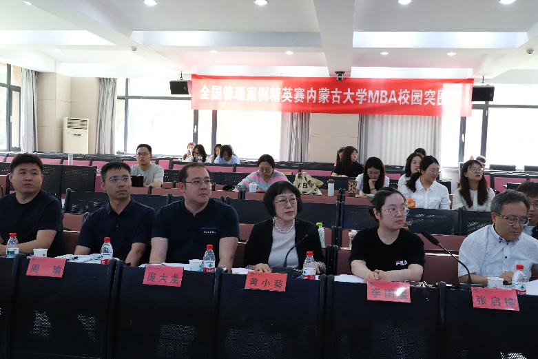 一群人站在屏幕前描述已自动生成,一群男人和女人站在一起描述已自动生成