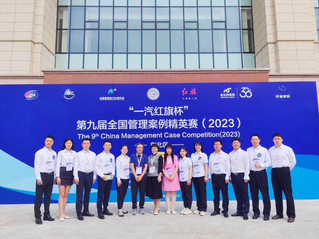 一群穿着蓝色衣服的小孩站在一起低可信度描述已自动生成