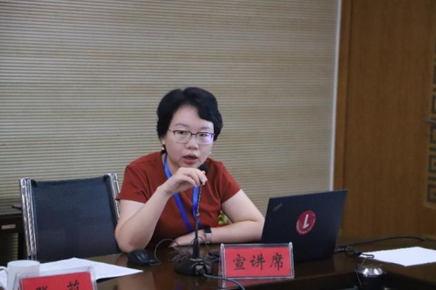 人拿着笔记本电脑AI 生成的内容可能不正确。