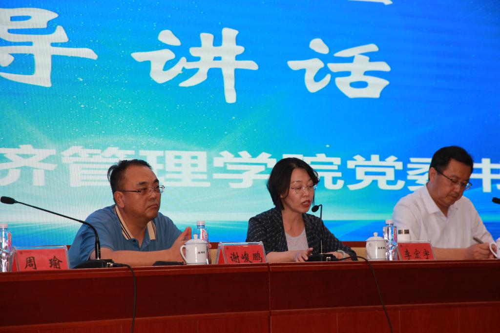 男人和女人在船上描述已自动生成