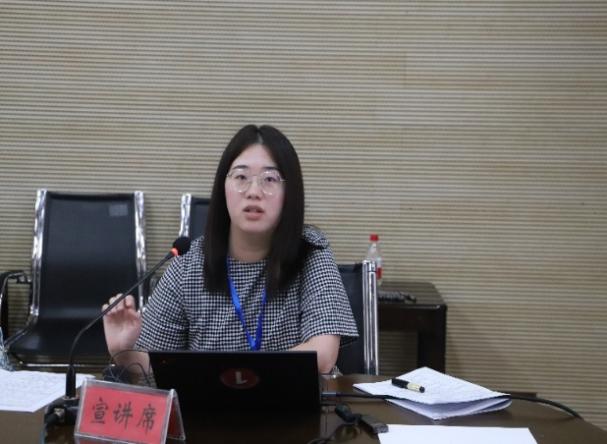 电脑前的女人AI 生成的内容可能不正确。