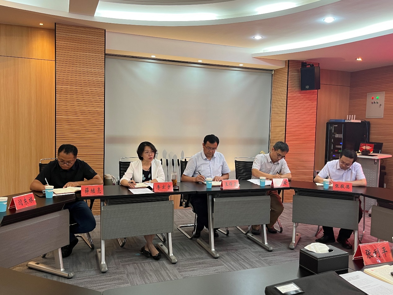 会议室里的人们描述已自动生成