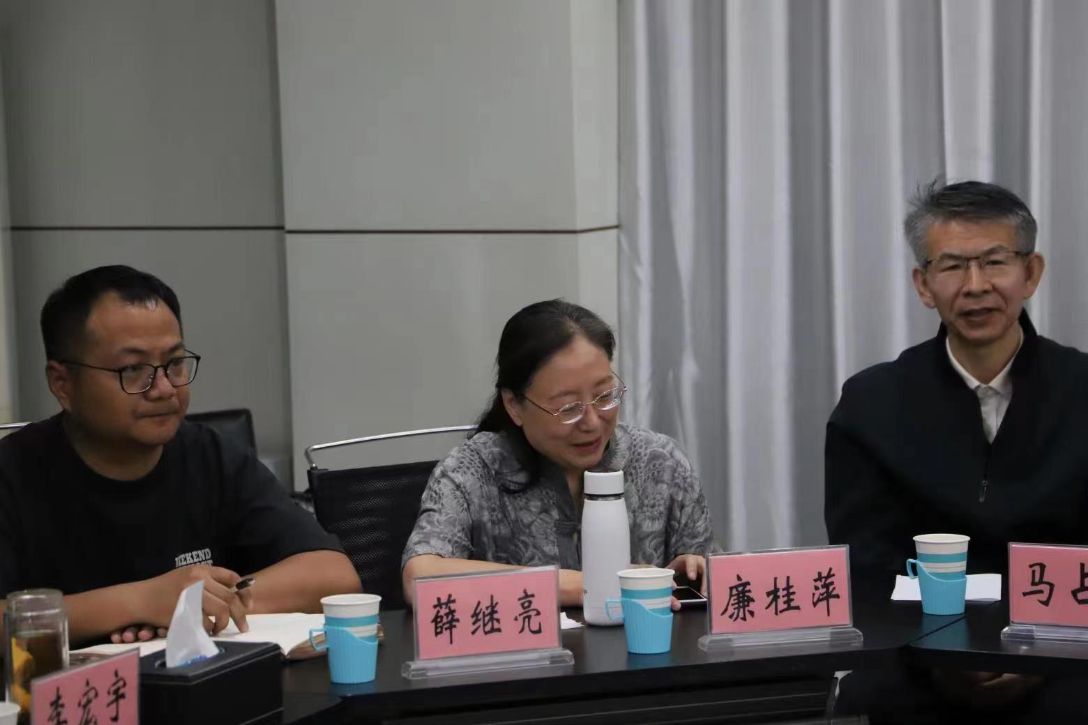 一群男人和女人在桌子边描述已自动生成