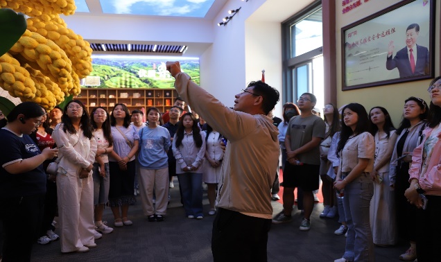 一群人在跳舞中度可信度描述已自动生成