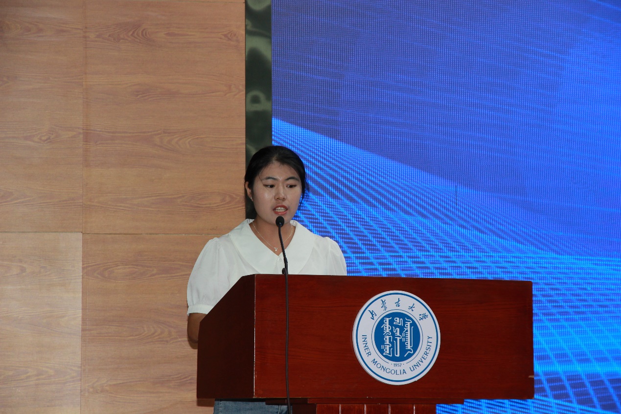 图片包含 男人, 游戏机, 大, 女人描述已自动生成