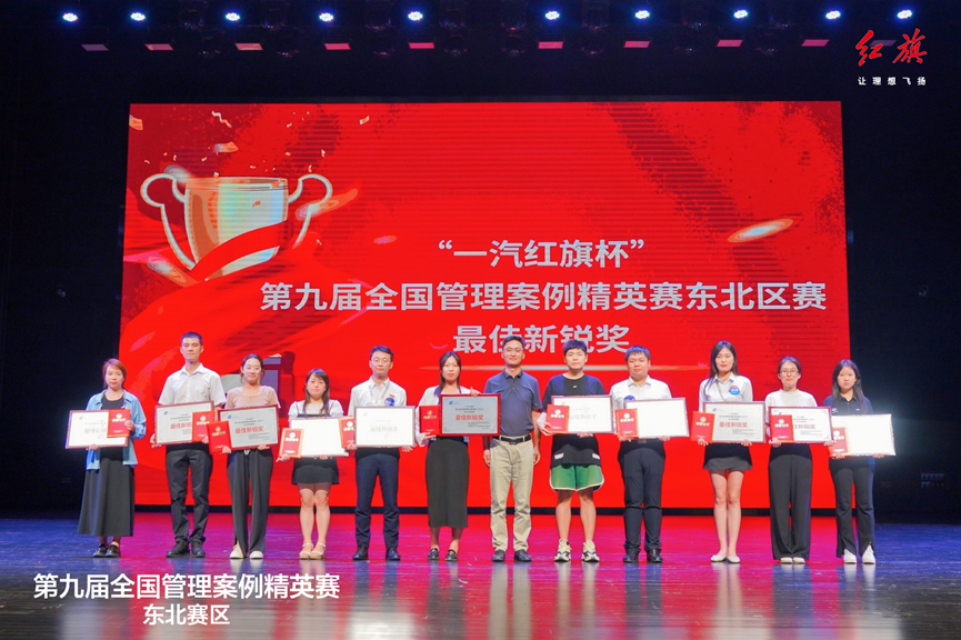 图片包含 室内, 桌子, 监控, 男人描述已自动生成