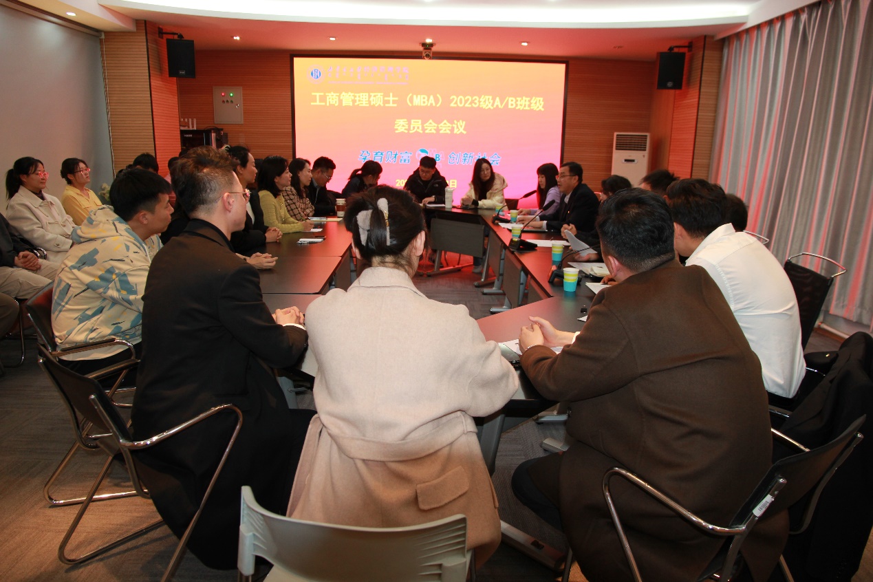 一群人在餐厅里聚会描述已自动生成